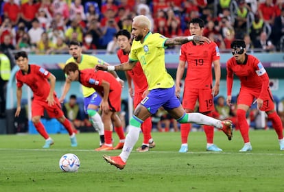 Neymar, anotando el segundo gol de Brasil desde el punto de penalti ante Corea del Sur.  