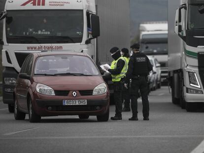 Controles de acceso de los Mossos d'Esquadra en Igualada.