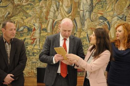 Iñigo Lamarca recoge el regalo que le entrega Bakartxo Tejeria, en el Parlamento vasco.