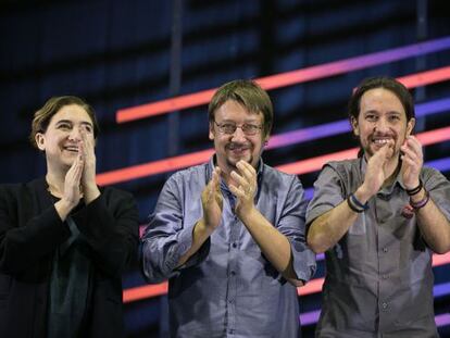 De izquierda a derecha, Ada Colau, Xavi Dom&egrave;nech y Pablo Iglesias, en un acto de campa&ntilde;a en L&#039;Hospitalet de Llobregat. 