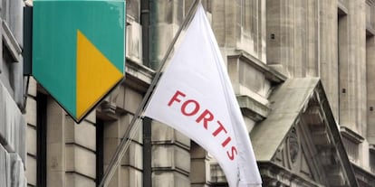 Logotipos de ABN Amro y Fortis, en 2008, cuando ambas firmas fueron rescatadas.