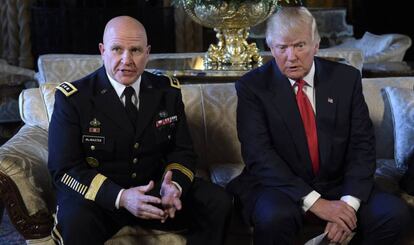 Donald Trump y H.R. McMaster, a su izquierda, este lunes en Florida.