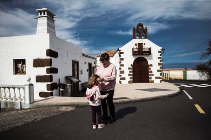 Una mujer y una niña frente a la parroquia de Nuestra Señora del Carmen, en Las Tricias (Garafía).