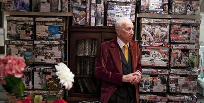 Gay Talese, en el sótano donde escribe y conserva su archivo de notas en cajas de cartón.