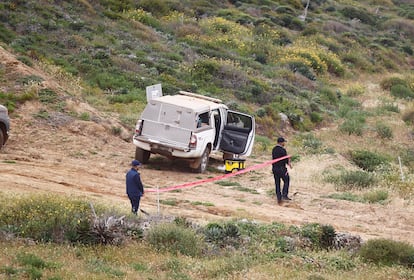 Peritos trabajan en el sitio donde hallaron los cuerpos, el 5 de mayo en el pooblado de Santo Tomás, cerca de Ensenada.