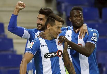 Hern&aacute;n P&eacute;rez, autor de los dos goles del Espanyol, es felicitado por sus compa&ntilde;eros, &Aacute;lvaro Gonz&aacute;lez y Caicedo.