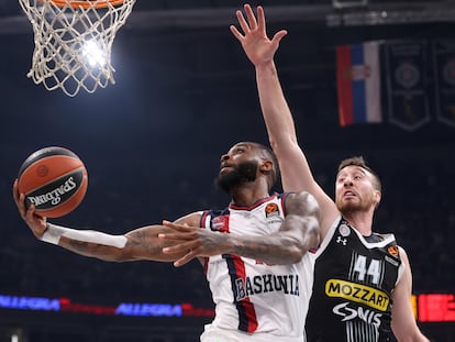 Codi Miller-Mcintyre (i) trata de anotar frente a Frank Kaminsky, en Belgrado (Serbia), este martes, durante el partido de Euroliga entre Partizan y Baskonia.