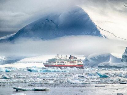 El barco polar MS Fram, de Hurtigruten, en la Antártida.