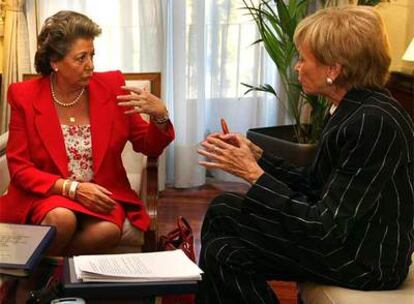 La alcaldesa Barberá y la vicepresidenta De la Vega, ayer, durante su reunión de trabajo.