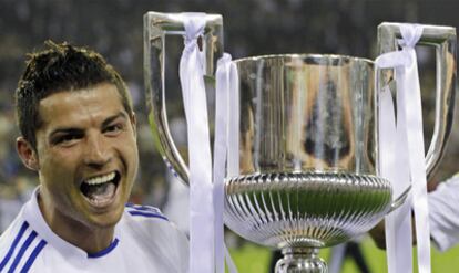El mediapunta del Real Madrid Cristiano Ronaldo, junto al trofeo de la Copa del Rey 2011.