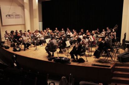 La orquesta Bandart ensaya en el Palau de la Música de Valencia, el pasado miércoles.