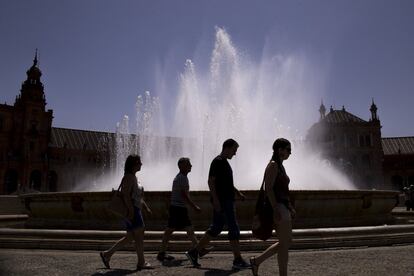 Varias personas pasean por la plaza de España, la fuente central refresca la zona.