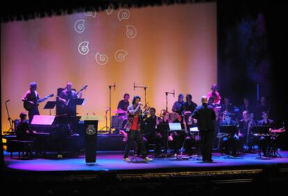 La Gasteiz Big Band, en un momento de su pregón musical de ayer.