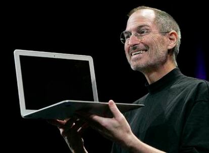 Steve Jobs muestra el MacBook Air.