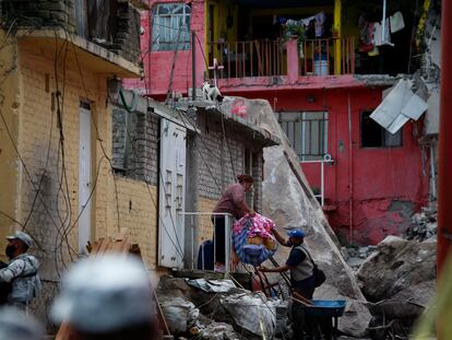 Los residentes evacuan su hogar en el lugar cercano al derrumbe del cerro del Chiquihuite, en Tlalnepantla.