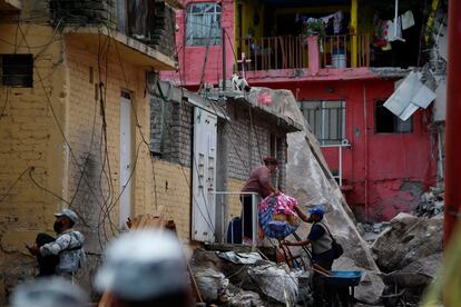 Los residentes evacuan su hogar en el lugar cercano al derrumbe del cerro del Chiquihuite, en Tlalnepantla.