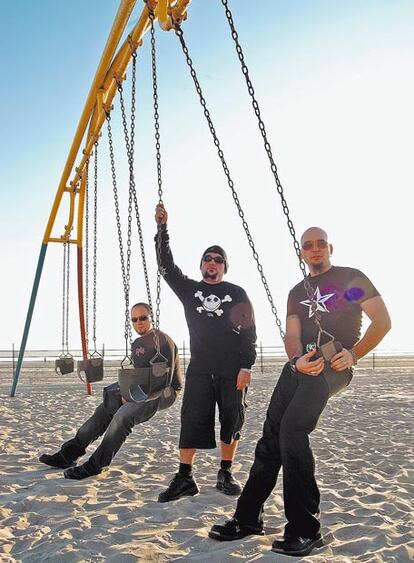 <b>Venice Beach (Los Ángeles). El grupo descansa mientras espera la mezcla final de <i>Reddo</i>. Octubre de 2003. Antonio Bernardini, Jorge Escobedo y Carlos Escobedo.</b>