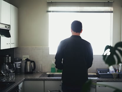 Un hombre en la cocina, en una foto de archivo.