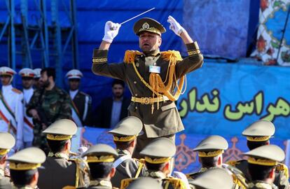 Una orquesta del Ejército iraní toca durante el desfile.