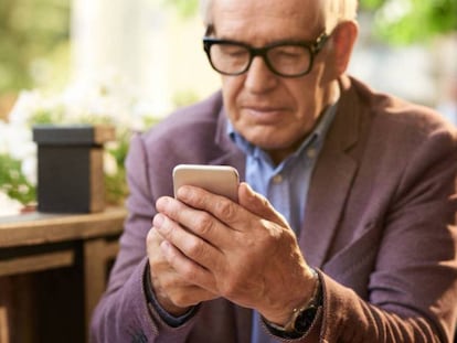 Un hombre con un teléfono móvil. 
 