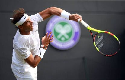 Nadal sirve durante el partido contra Sugita en Londres.