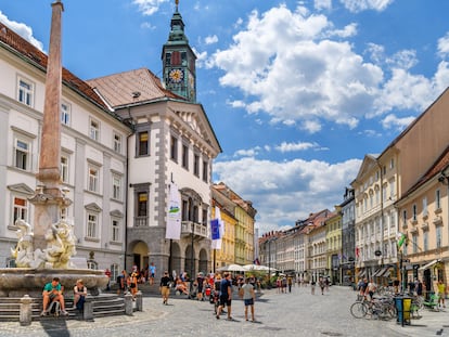 Vista de la plaza Principal de Liubliana (Eslovenia), con el Ayuntamiento y la Fuente de Robba.