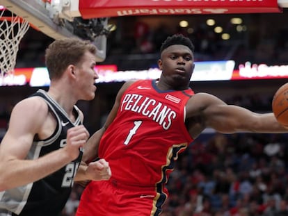 Zion Williamson captura un rebote ante Poeltl.