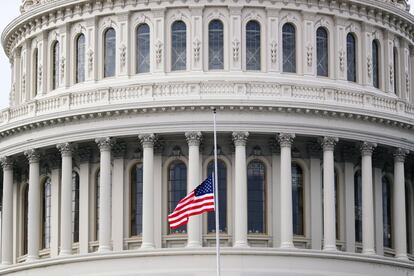 La bandera de Estados Unidos ondea a media asta frente a la cúpula del Capitolio de Estados Unidos durante el segundo día del segundo juicio político del expresidente Donald Trump.