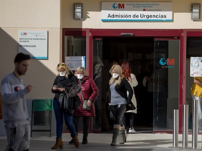 Tres pacientes en las Urgencias del hospital Gregorio Marañón, en Madrid.