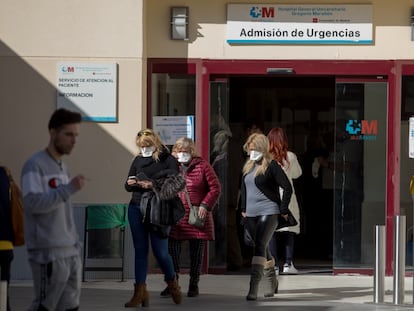 Tres pacientes en las Urgencias del hospital Gregorio Marañón, en Madrid.