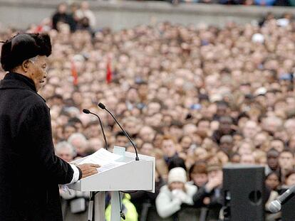 El ex presidente de Suráfrica y luchador contra el <i>apartheid </i><b>Nelson Mandela, </b>ayer durante su discurso en la plaza londinense de Trafalgar.