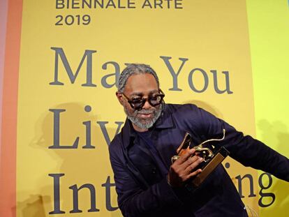 El artista Arthur Jafa, con el León de oro a mejor artista de la Bienal de Venecia.