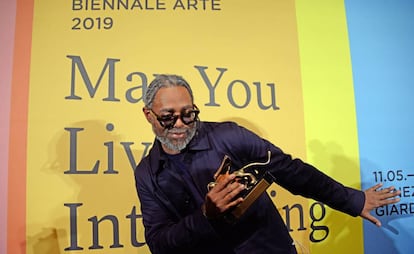 El artista Arthur Jafa, con el León de oro a mejor artista de la Bienal de Venecia.