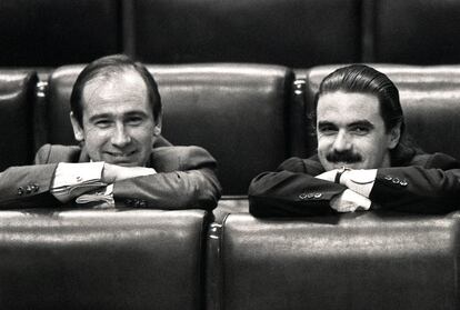 Sesión de la Cortes en el Congreso de los Diputados. Rodrigo Rato (derecha) y José María Aznar, de Alianza Popular, en sus escaños, el 4 de noviembre de 1983.