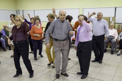 LA AFICIÓN EN LOS CENTROS DE MAYORES. Los centros de mayores de la región ofrecen numerosas actividades, entre ellas la de baile. En la imagen, el centro del barrio del Lucero, que organiza los viernes un baile de cinco a ocho de la tarde, con entrada gratuita.