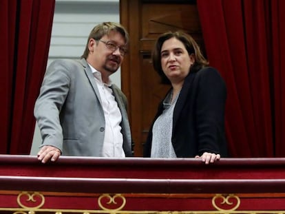 Ada Colau, amb Xavier Domènech, a la tribuna de convidats, aquest divendres.