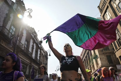 Manifestantes caminan por las calles del centro de Ciudad de México, este viernes.