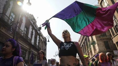 Manifestantes caminan por las calles del centro de Ciudad de México, este viernes.