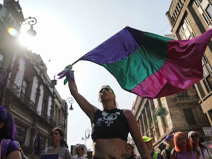 Manifestantes caminan por las calles del centro de Ciudad de México, este viernes.