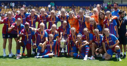 Las jugadoras posan con el trofeo de campeonas de la Copa de la Reina tras imponerse por 6-1.