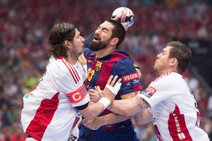 Karabatic intenta lanzar, ante Nagy.