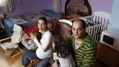 Ramiro, Yolanda e hijos en su casa.