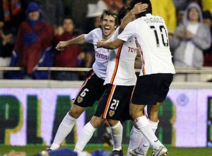 Angulo y Albelda se abrazan a Silva, en el centro, tras el segundo gol del Valencia.