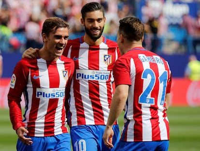 Griezmann, Carrasco y Gameiro, de espaldas, celebran un gol al Sporting.