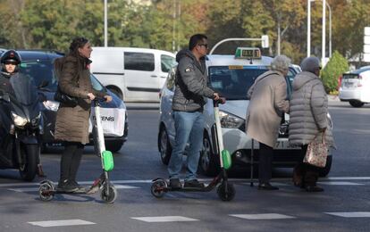 Usuarios de patinete eléctrico, por el centro de Madrid.