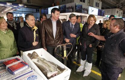 La portavoz socialista Maru Menéndez y los candidatos Jaime Lissavetzky y Tomás Gómez conversan con un trabajador en Mercamadrid.