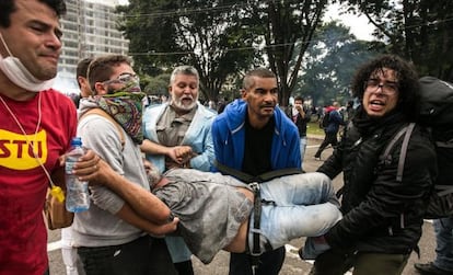 Manifestante &eacute; carregado por colegas durante protesto.