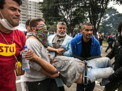 Manifestante &eacute; carregado por colegas durante protesto.