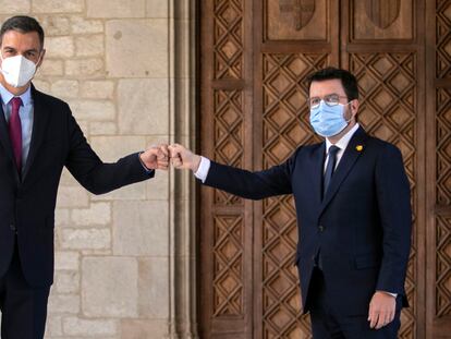 El presidente de la Generalitat, Pere Aragonès, recibe al presidente del Gobierno, Pedro Sánchez, a su llegada al Palau de la Generalitat en Barcelona para participar en la mesa de diálogo sobre Cataluña.