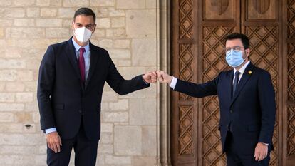 El presidente de la Generalitat, Pere Aragonès, recibe al presidente del Gobierno, Pedro Sánchez, a su llegada al Palau de la Generalitat en Barcelona para participar en la mesa de diálogo sobre Cataluña.